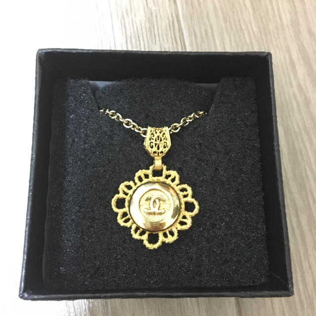 値下げいたしました!CHANEL ボタン リメイクネックレス | フリマアプリ ラクマ 値下げいたしました!CHANEL ボタン リメイクネックレス | フリマアプリ ラクマ