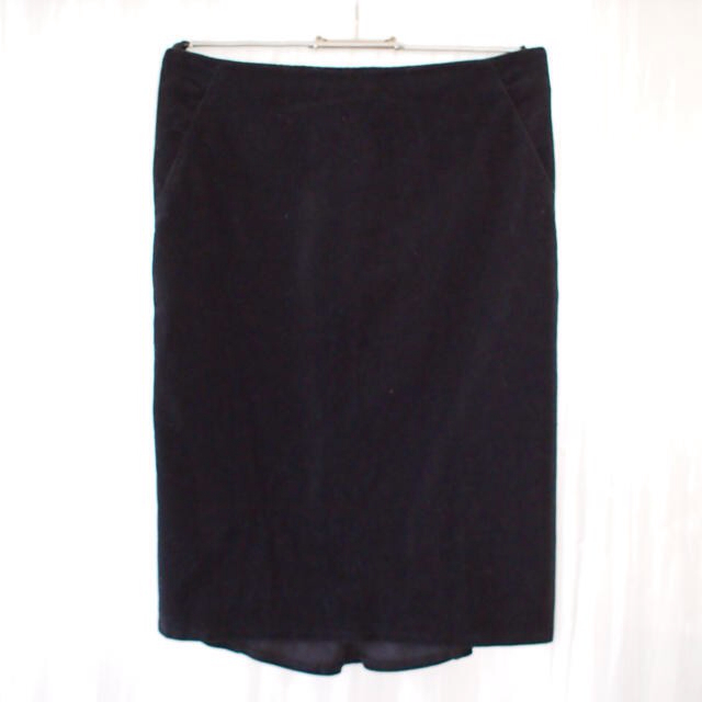 BENETTON(ベネトン)のベネトンの黒ベロアタイトスカート レディースのスカート(ひざ丈スカート)の商品写真