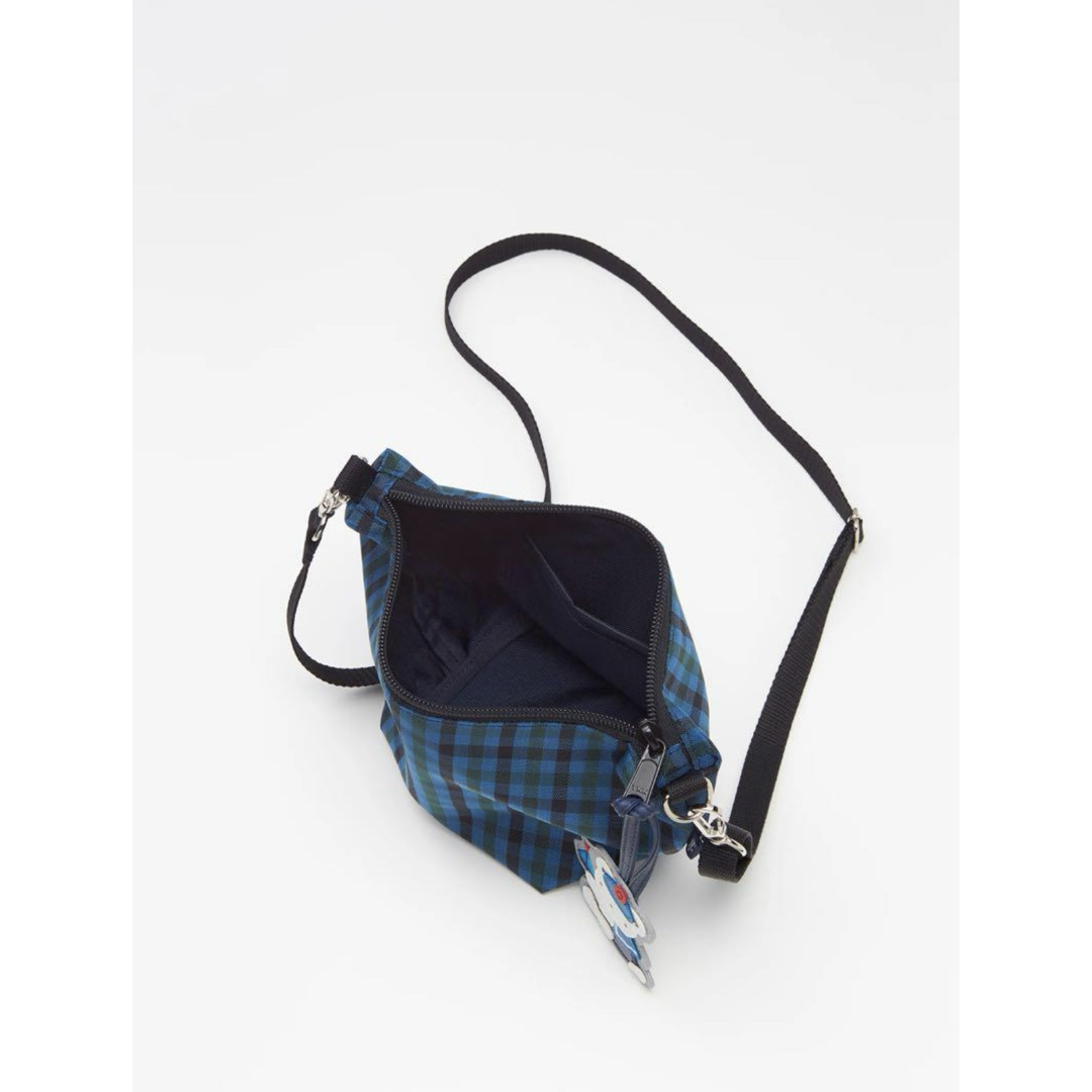 familiar(ファミリア)のファミリア　familiar　舟形ナイロンポシェット　青チェック　クマ　チャーム レディースのバッグ(ショルダーバッグ)の商品写真