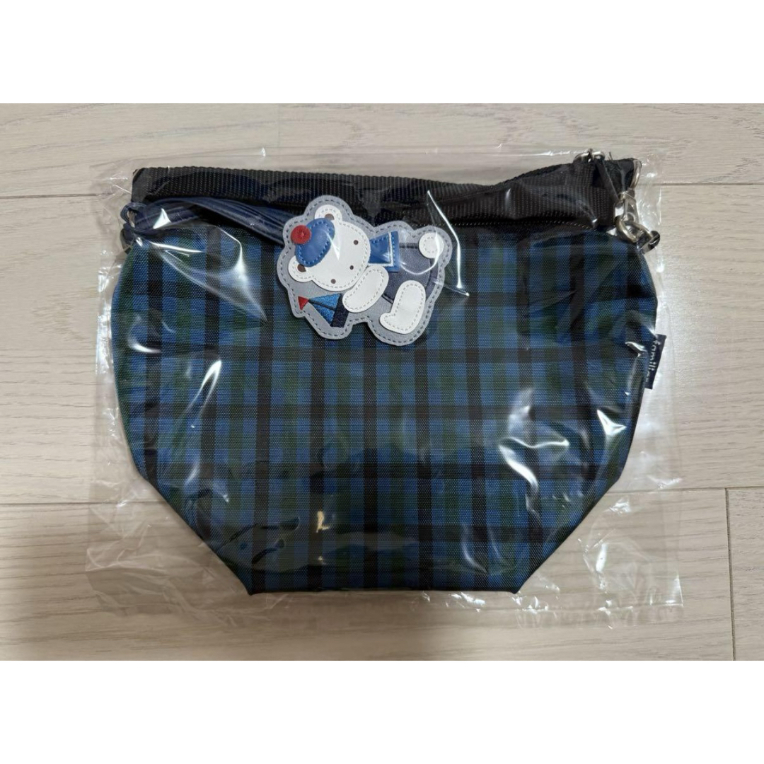 familiar(ファミリア)のファミリア　familiar　舟形ナイロンポシェット　青チェック　クマ　チャーム レディースのバッグ(ショルダーバッグ)の商品写真