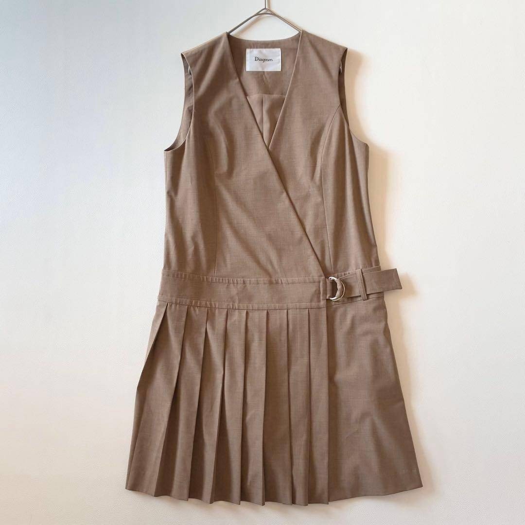 GRACE CONTINENTAL(グレースコンチネンタル)のグレースコンチネンタル　23AW　ダイアグラム　プリーツラップジャンパースカート レディースのワンピース(ひざ丈ワンピース)の商品写真