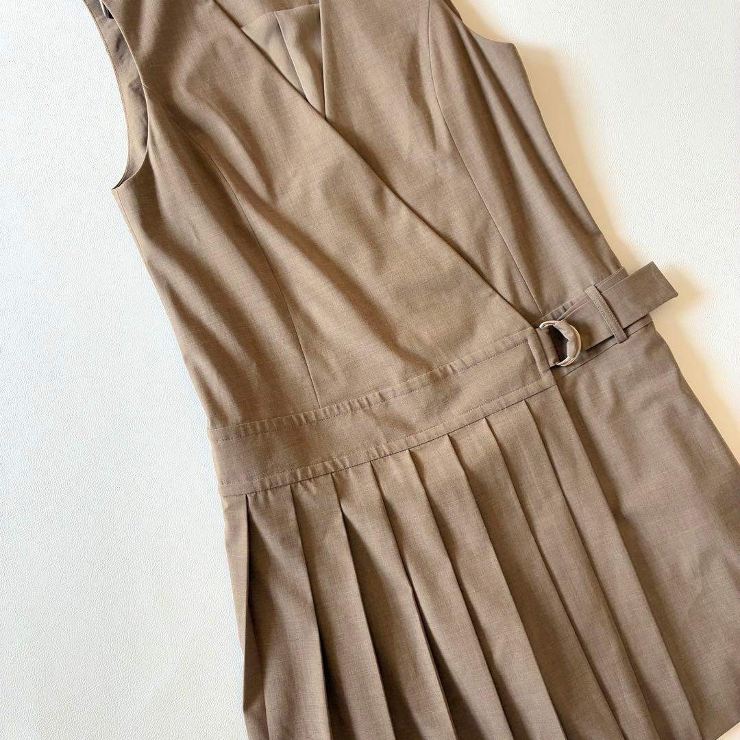 GRACE CONTINENTAL(グレースコンチネンタル)のグレースコンチネンタル　23AW　ダイアグラム　プリーツラップジャンパースカート レディースのワンピース(ひざ丈ワンピース)の商品写真