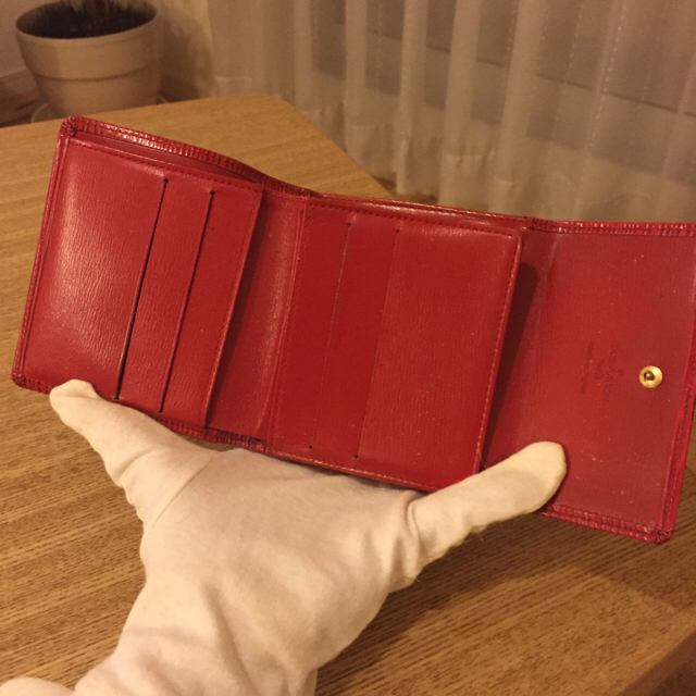 LOUIS VUITTON(ルイヴィトン)のルイヴィトン  エピ  折り財布 赤 レディースのファッション小物(財布)の商品写真