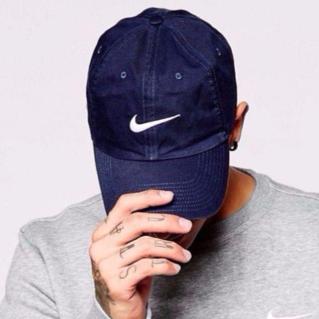 NIKE(ナイキ)の新品 Nike ナイキ 男女兼用 スウォッシュ Cap 紺 送料込 レディースの帽子(キャップ)の商品写真