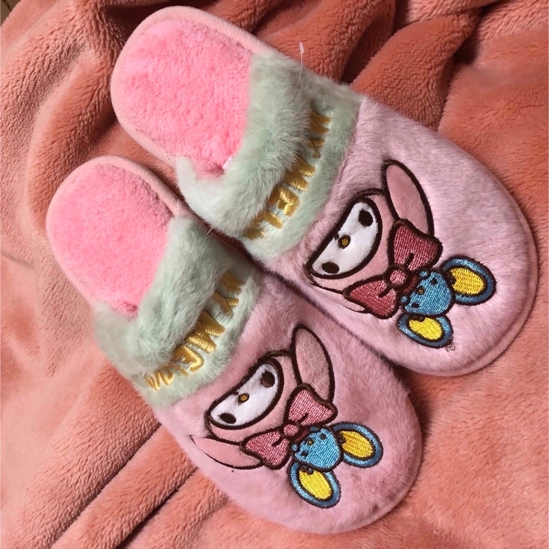 サンリオ(サンリオ)の新品未使用の美品！刺繍入りサンリオのモコモコファー付きのルームスリッパ　36cm レディースのルームウェア/パジャマ(ルームウェア)の商品写真
