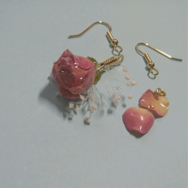 flower(フラワー)のharu様専用rose and petals earring ハンドメイドのアクセサリー(イヤリング)の商品写真