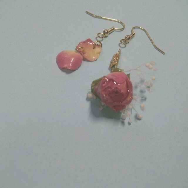 flower(フラワー)のharu様専用rose and petals earring ハンドメイドのアクセサリー(イヤリング)の商品写真