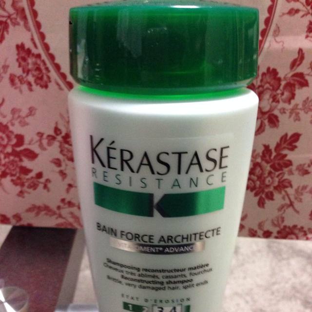 KERASTASE(ケラスターゼ)のケラスターゼ  ダメージケアシャンプー コスメ/美容のヘアケア/スタイリング(ヘアケア)の商品写真