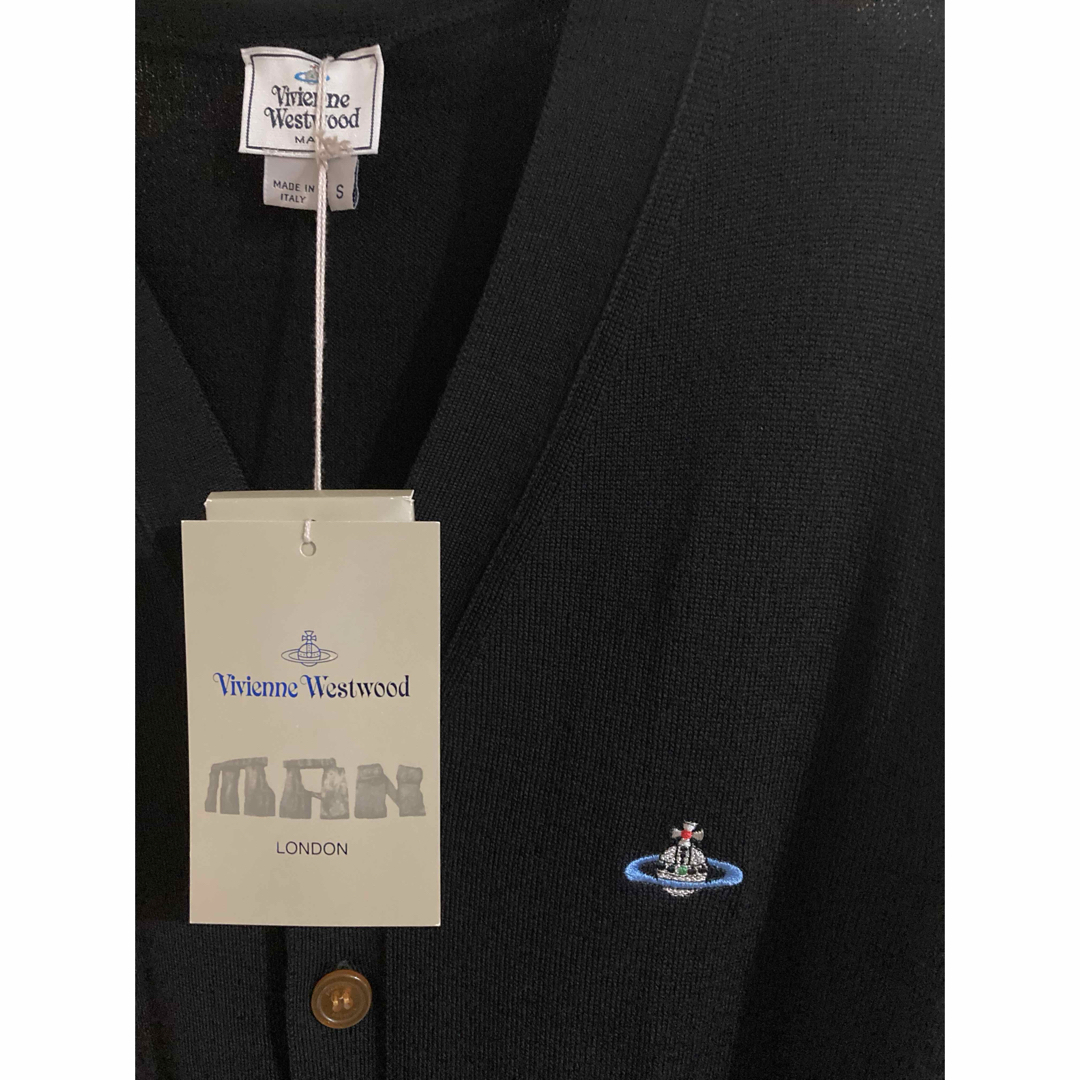 Vivienne Westwood(ヴィヴィアンウエストウッド)の【未使用】 ヴィヴィアン マン ALEX カーディガン 財布 マフラー ピアス レディースのトップス(カーディガン)の商品写真