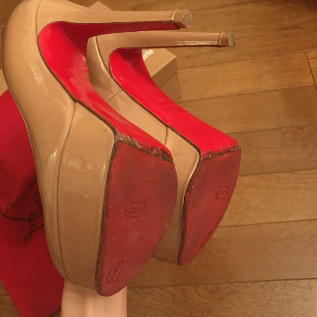 Christian Louboutin(クリスチャンルブタン)のベージュパンプス レディースの靴/シューズ(ハイヒール/パンプス)の商品写真