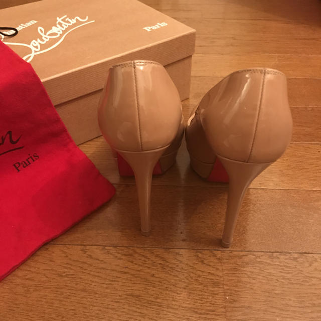 Christian Louboutin(クリスチャンルブタン)のベージュパンプス レディースの靴/シューズ(ハイヒール/パンプス)の商品写真