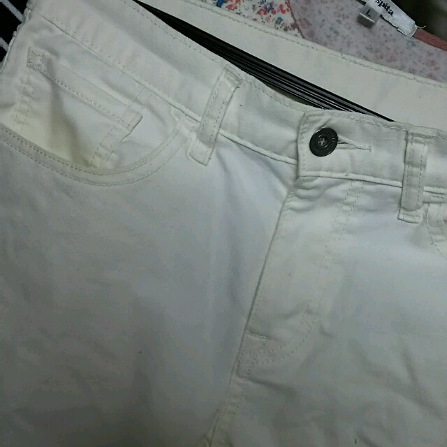 UNIQLO(ユニクロ)のUNIQLO メンズ ホワイトジーンズ メンズのパンツ(デニム/ジーンズ)の商品写真