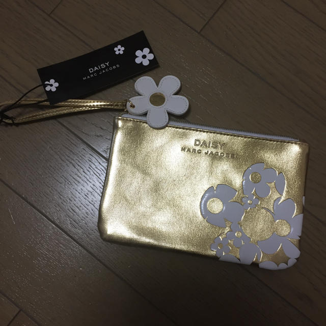 MARC JACOBS(マークジェイコブス)の非売品 マークジェイコブス DAISY ゴールドポーチ レディースのファッション小物(ポーチ)の商品写真