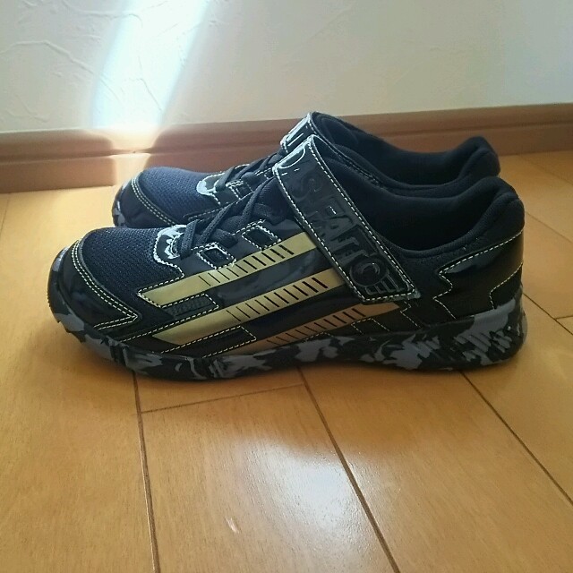 adidas(アディダス)の新品☆アディダス☆スニーカー☆21.5cm☆ キッズ/ベビー/マタニティのキッズ靴/シューズ(15cm~)(スニーカー)の商品写真