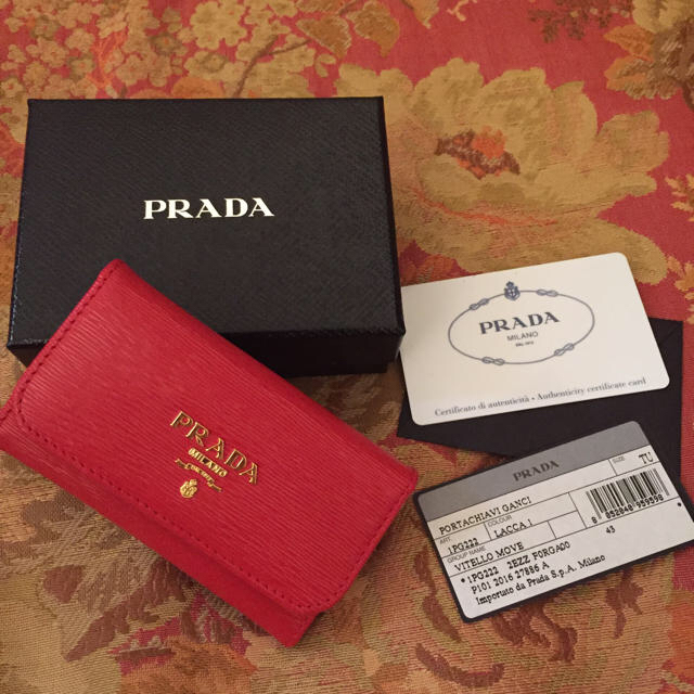 PRADA(プラダ)の【新品】プラダ キーケース 赤 サフィアーノレザー レディースのファッション小物(キーケース)の商品写真