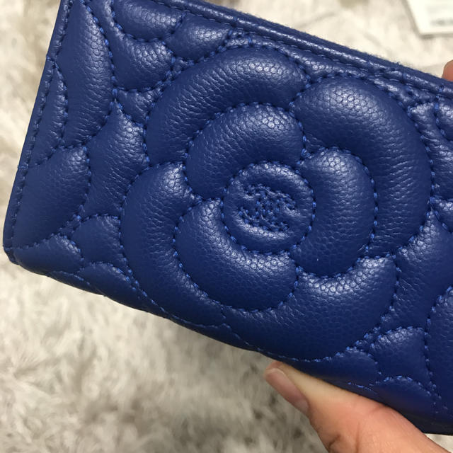 CHANEL(シャネル)のCHANEL 今期カメリア キーリング❣️新品 格安❣️ レディースのファッション小物(キーケース)の商品写真