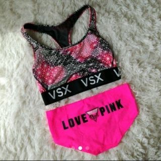 ヴィクトリアズシークレット(Victoria's Secret)の新品　Victoria's Secret　スポーツブラ&ショーツセット(トレーニング用品)