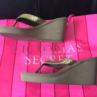 ヴィクトリアズシークレット(Victoria's Secret)の販売再開 VS購入ベージュ✖︎ゴールド 24cm(ビーチサンダル)