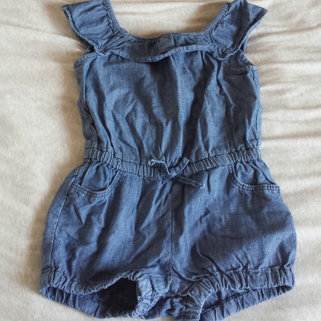 babyGAP(ベビーギャップ)のbabyGAP デニムロンパース キッズ/ベビー/マタニティのベビー服(~85cm)(ロンパース)の商品写真