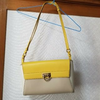 サルヴァトーレフェラガモ(Salvatore Ferragamo)のフェラガモバイカラーハンドバッグ(ショルダーバッグ)