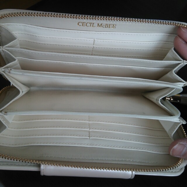 CECIL McBEE(セシルマクビー)のセシル長財布　エナメル白・黒セット レディースのファッション小物(財布)の商品写真