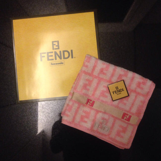 FENDI(フェンディ)の❤️FENDI 新品 レア物 入手困難品！フェンディ タオルハンカチ レディースのファッション小物(ハンカチ)の商品写真