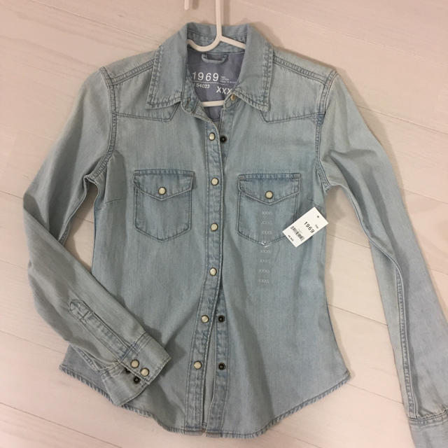 GAP(ギャップ)のmh様専用☆GAPデニム シャツ 長袖 色：薄め タグつき新品 XXS レディースのトップス(シャツ/ブラウス(長袖/七分))の商品写真