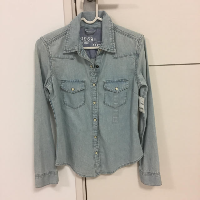 GAP(ギャップ)のmh様専用☆GAPデニム シャツ 長袖 色：薄め タグつき新品 XXS レディースのトップス(シャツ/ブラウス(長袖/七分))の商品写真