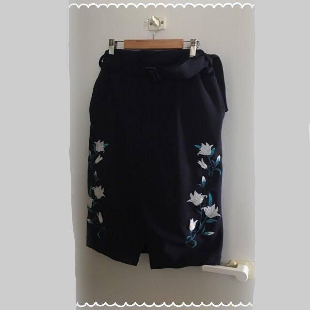 美品✨刺繍入りタイトスカート レディースのスカート(ひざ丈スカート)の商品写真