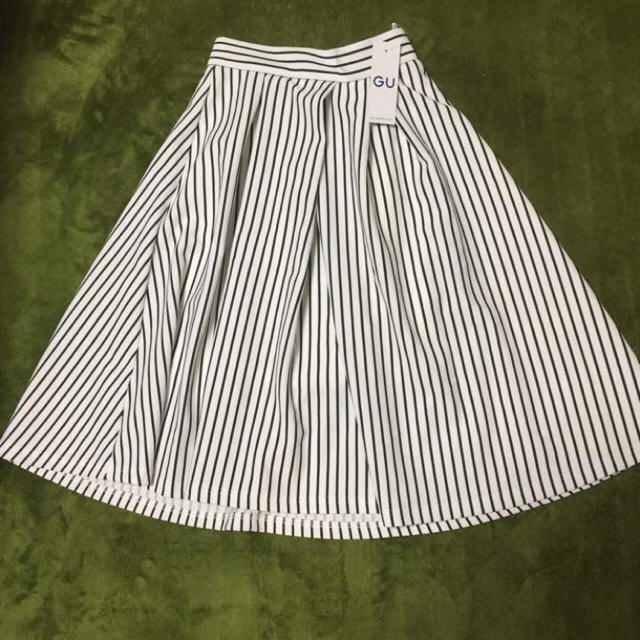 GU(ジーユー)のお値下げ 新品タグ付き 膝下シフォンスカート レディースのスカート(ひざ丈スカート)の商品写真