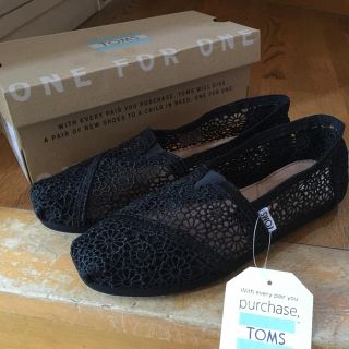 トムズ(TOMS)のえってぃ様専用♡【新品未使用】TOMS 黒レース 23.5(スリッポン/モカシン)