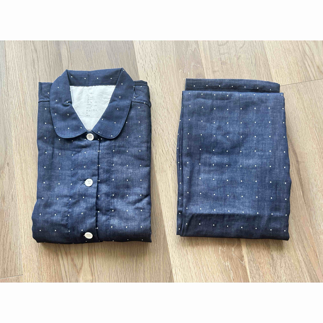 未使用品　Wガーゼ綿100% レディース長袖パジャマセット　ネイビー白水玉　L レディースのルームウェア/パジャマ(パジャマ)の商品写真