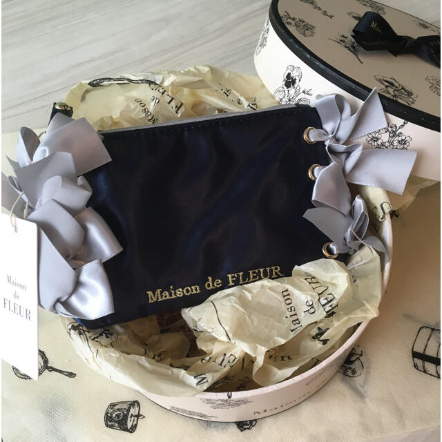 Maison de FLEUR(メゾンドフルール)の新品タグ付♡サイドリボンポーチ S♡人気完売商品 レディースのファッション小物(ポーチ)の商品写真