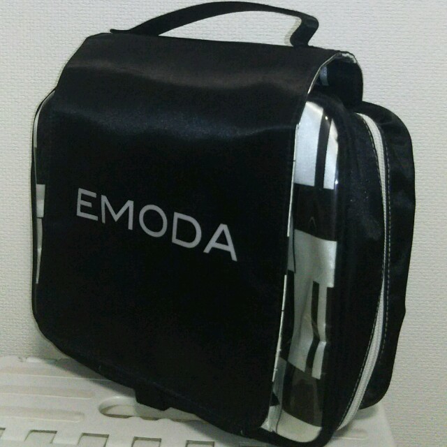 EMODA(エモダ)のEMODA  旅行ポーチ レディースのファッション小物(ポーチ)の商品写真