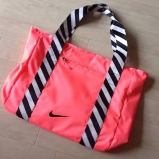 ナイキ(NIKE)のNIKEトート(トートバッグ)