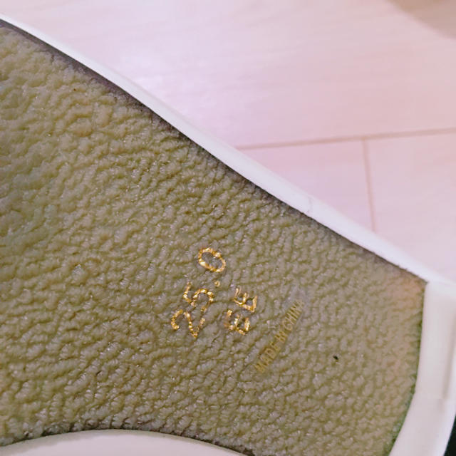 白 ローヒール パンプス エナメル レディースの靴/シューズ(ハイヒール/パンプス)の商品写真