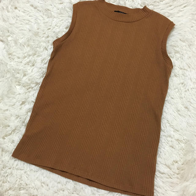 AZUL by moussy(アズールバイマウジー)のキャメル色 ノースリーブ レディースのトップス(Tシャツ(半袖/袖なし))の商品写真