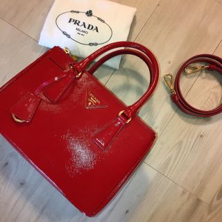 プラダ(PRADA)の《あき様専用》PRADA 艶あり サフィアーノ ショルダーバッグ 赤(ショルダーバッグ)