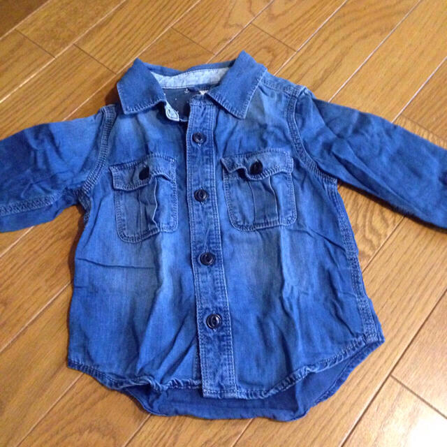 babyGAP(ベビーギャップ)のbabyGap デニムシャツ キッズ/ベビー/マタニティのキッズ服男の子用(90cm~)(その他)の商品写真