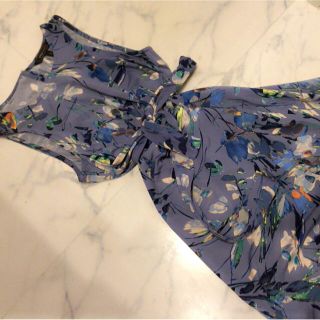 ビーシービージーマックスアズリア(BCBGMAXAZRIA)のBCBG 膝丈花柄ワンピ(ひざ丈ワンピース)