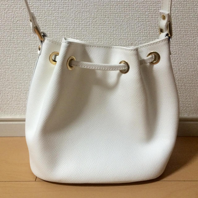 Spick & Span(スピックアンドスパン)のGianni notaro Carol J♡巾着型ショルダーバッグ♡ホワイト美品 レディースのバッグ(ショルダーバッグ)の商品写真