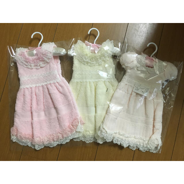 LAURA ASHLEY(ローラアシュレイ)の値下げ！！《新品未使用タグ付き》LUICEドレスタオル3枚セット（ハンガー付） インテリア/住まい/日用品の日用品/生活雑貨/旅行(タオル/バス用品)の商品写真