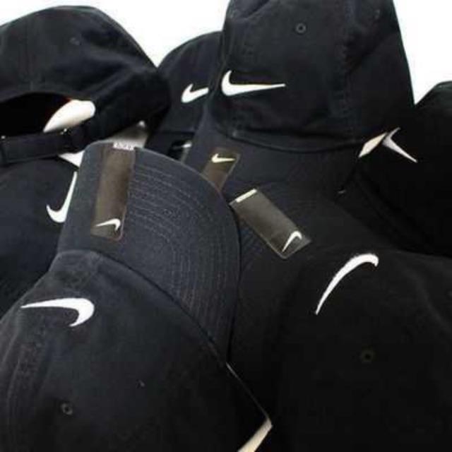 NIKE(ナイキ)の新品 大人気 Nike swoosh Cap 送料無料 ブラック レディースの帽子(キャップ)の商品写真