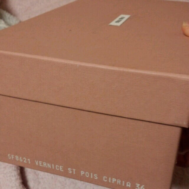 miumiu(ミュウミュウ)のミュウミュウリボン付パンプス 本日のみお値下げ レディースの靴/シューズ(ローファー/革靴)の商品写真