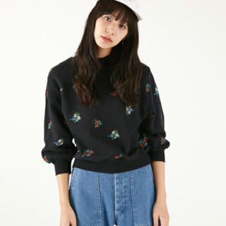 マウジー(moussy)のフラワー刺繍スウェット(トレーナー/スウェット)