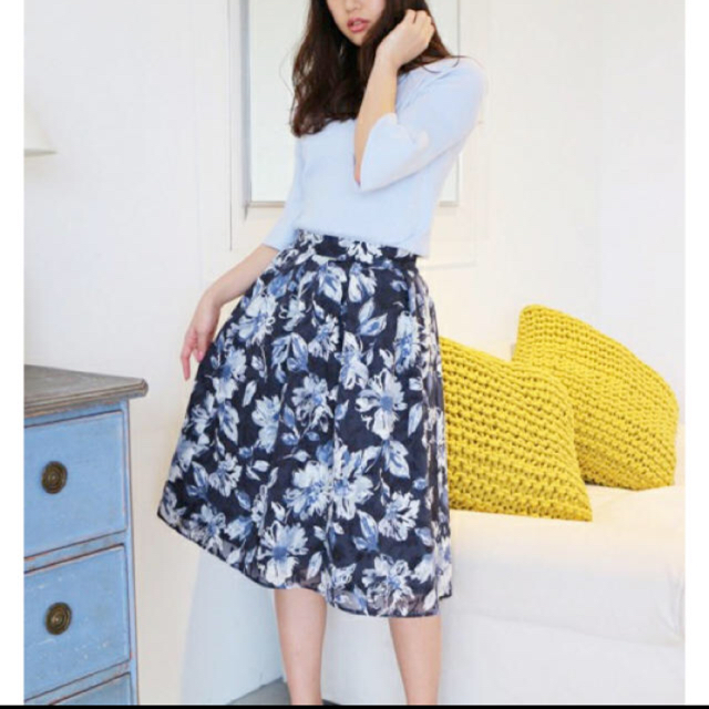 FREE'S MART(フリーズマート)の花柄フレアスカート ネイビー色 レディースのスカート(ひざ丈スカート)の商品写真