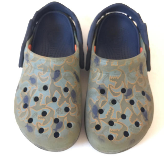 crocs(クロックス)のｃｒｏｃｓ★カーキ ネイビー★19㎝前後 キッズ/ベビー/マタニティのベビー靴/シューズ(~14cm)(サンダル)の商品写真