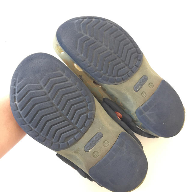 crocs(クロックス)のｃｒｏｃｓ★カーキ ネイビー★19㎝前後 キッズ/ベビー/マタニティのベビー靴/シューズ(~14cm)(サンダル)の商品写真