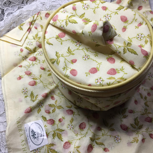 LAURA ASHLEY(ローラアシュレイ)の🌹ローラアシュレイのハンカチとポーチのセット🌹 レディースのファッション小物(ハンカチ)の商品写真