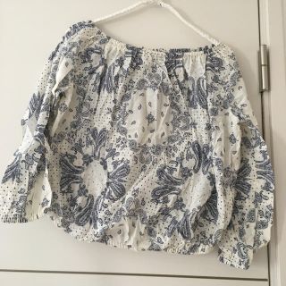 マウジー(moussy)のマウジー ペイズリー柄オフショルダートップス(カットソー(半袖/袖なし))